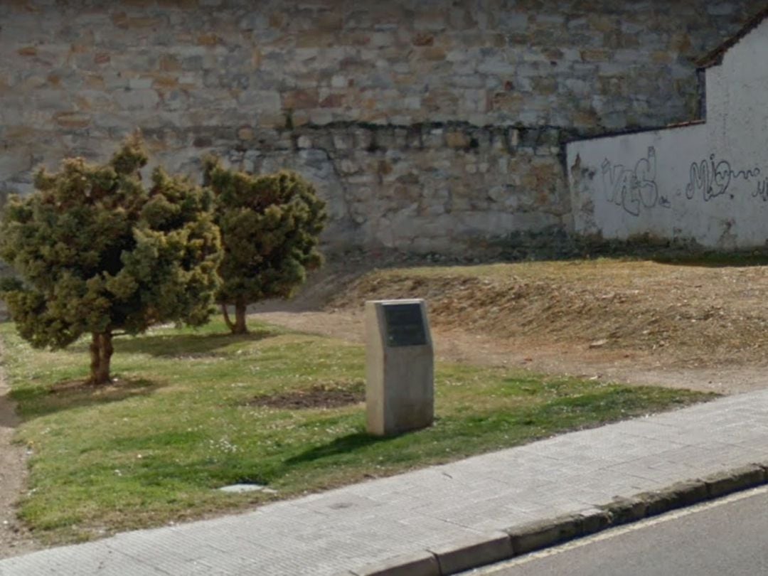 Monolito con placa de bronce de la Bajada de San Martín, que también ha sido sustraído