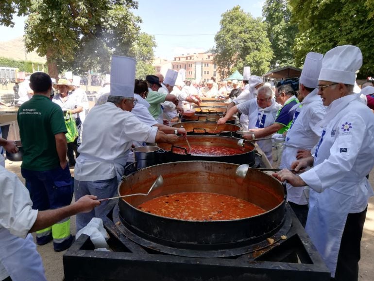 Cocineros trabajando en la judiada de La Granja