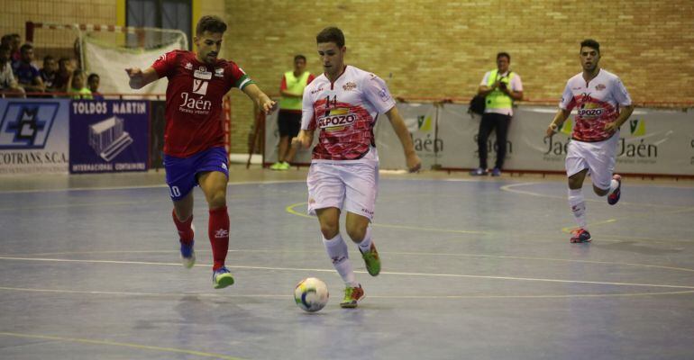 Un jugador del Atlético Mengíbar lucha por quitar el balón a otro de El Pozo Murcia.