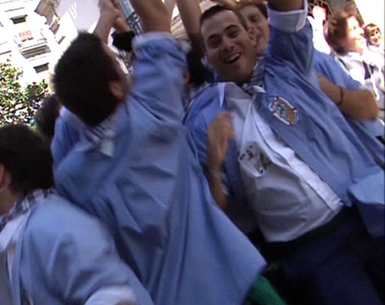 Una cuadrilla de blusas durante el paseillo del Día de Santiago