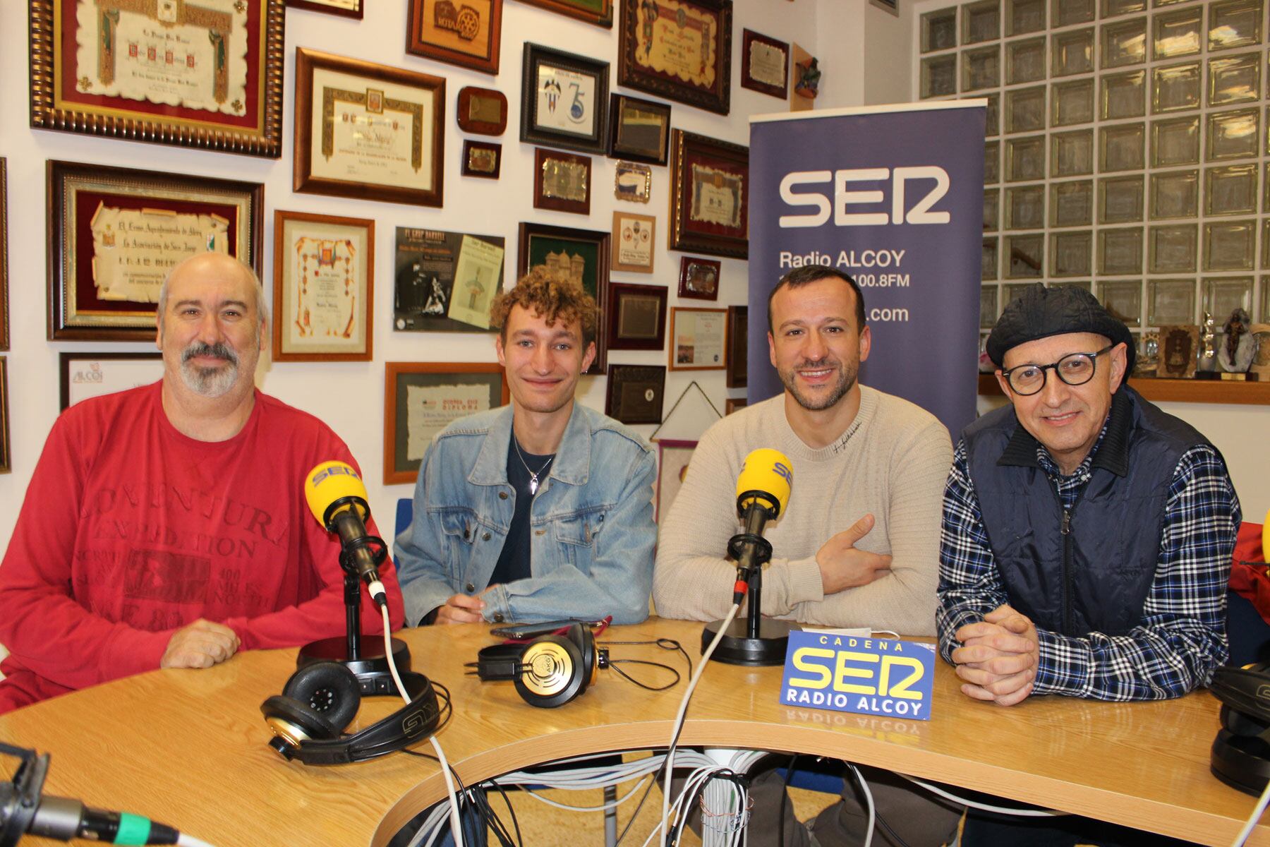 Miquel Peidro, Hugo Aracil, Rafa Felipe i Joanfra Rozalén, en l'estudi central de Radio Alcoy