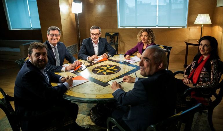 La portavoz del PSOE, Margarita Robles (2d) y los miembros de la dirección de su grupo Meritxell Batet (3d) y Rafael Simancas (d), mantienen un encuentro con el secretario general de Ciudadanos, José Manuel Villegas (3i), el portavoz del grupo en la Comisión de Justicia, Nacho Prendes (2i) y el secretario de Organización, Fran Hervías (i), hoy en Madrid para hablar de la reforma electoral 