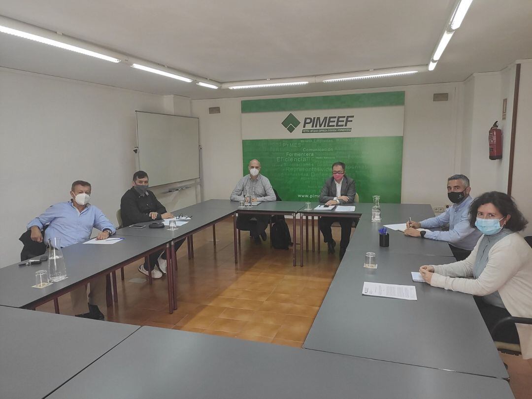 Un momento durante la reunión entre el conseller y la PIMEEF