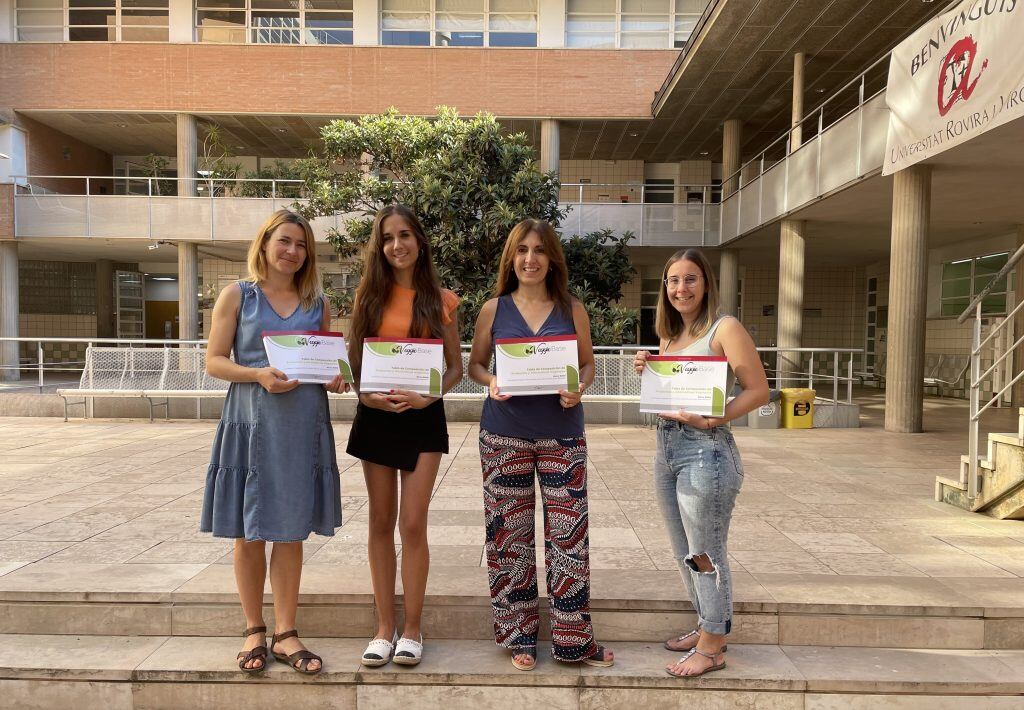 La investigadora i impulsora del projecte e-dietètica URV, Nancy Babio, amb tres de les quatre estudiants que han format part de la nova publicació / URV