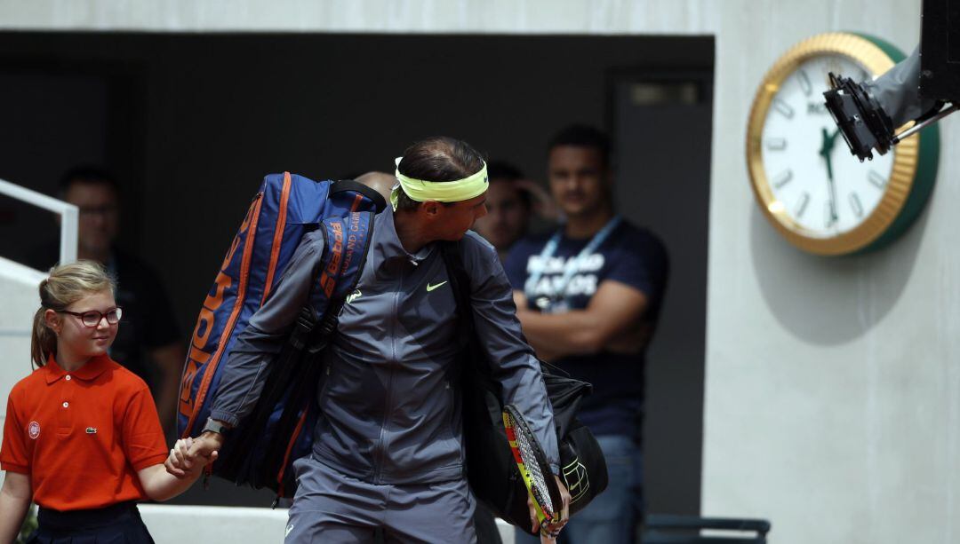 Rafa Nadal, en el pequeño percance que tuvo antes de su debut en París.