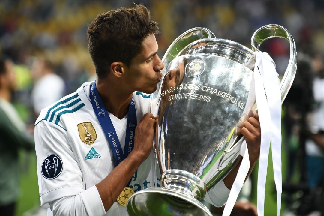 Raphael Varane como campeón de la UEFA Champions League en el Real Madrid.