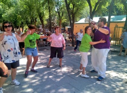 La peña Mayores en Acción se divierte con la charanga