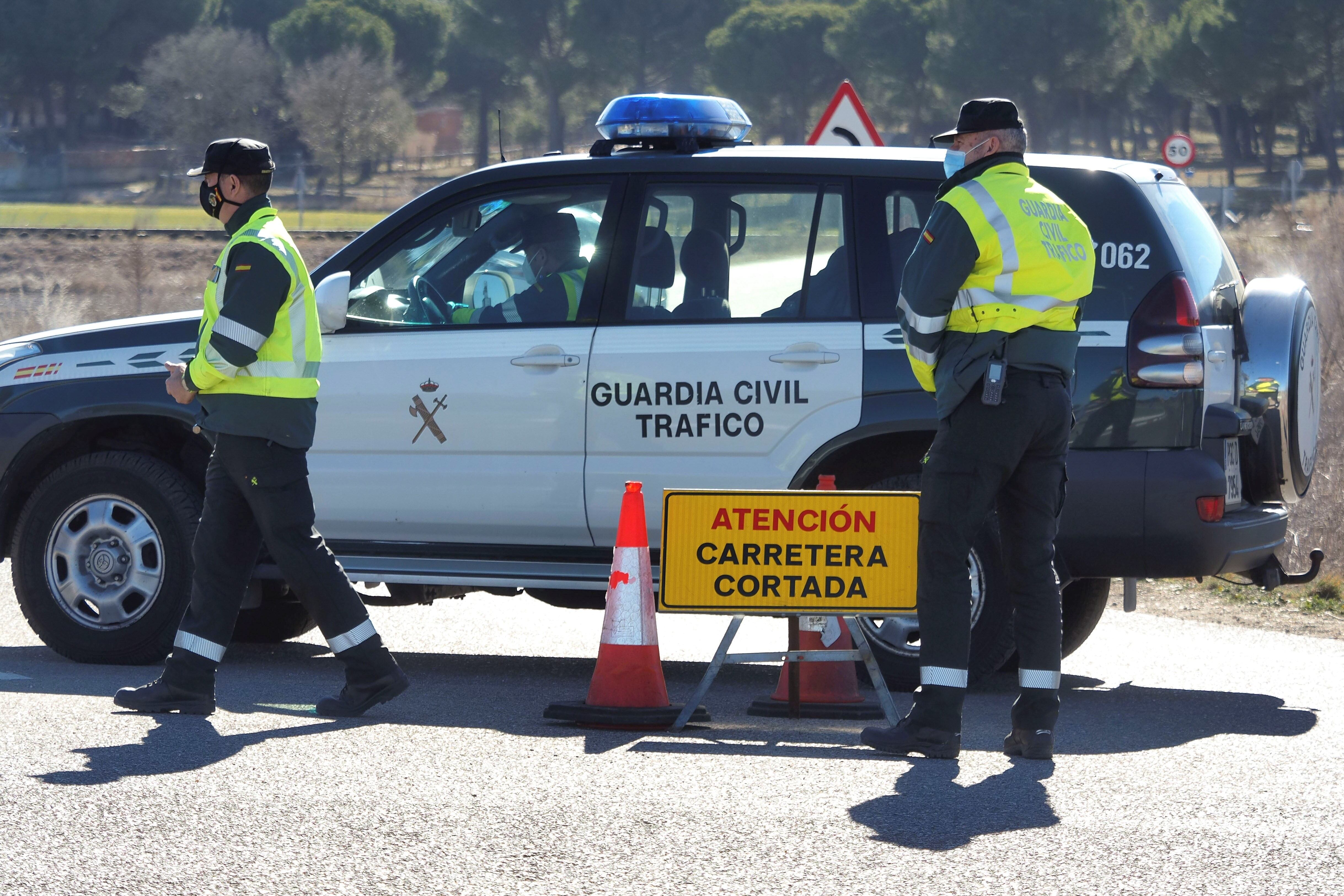 VALLADOLID, 08/02/2022.- Agentes de la Guardia Civil de Tráfico mantienen un cordón policial cerca del lugar donde se halló el cadáver de Esther López, en la carretera de acceso a la localidad vallisoletana de Traspinedo este martes. EFE/ R. García
