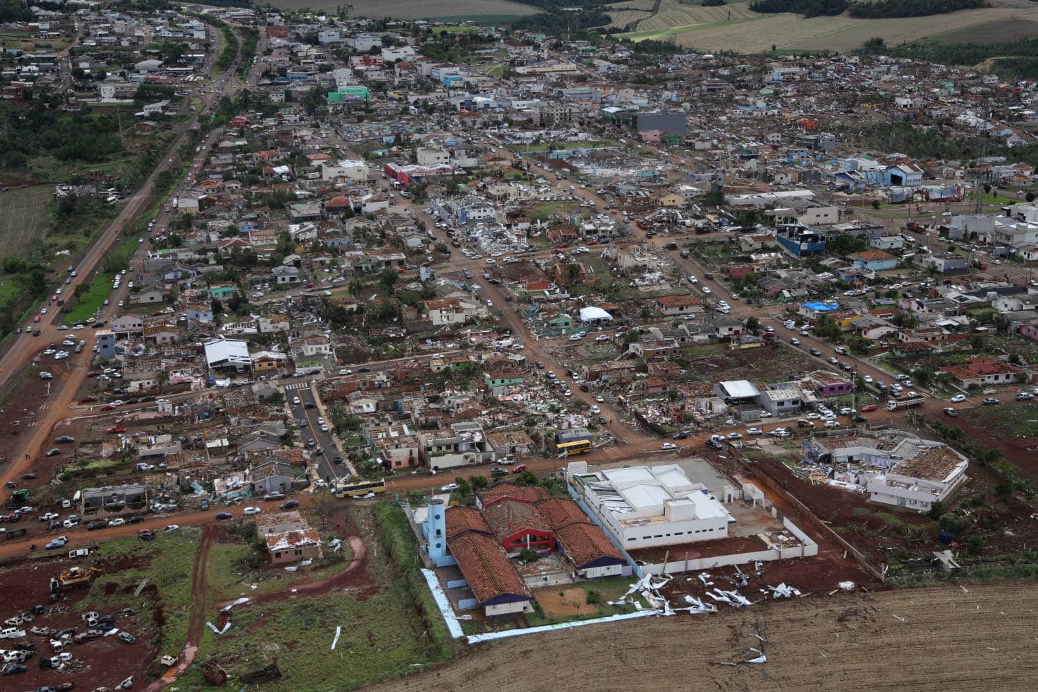 Vista aérea de las casas destruidas tras el paso de un tornado por Río Bonito do Iguaçu.
