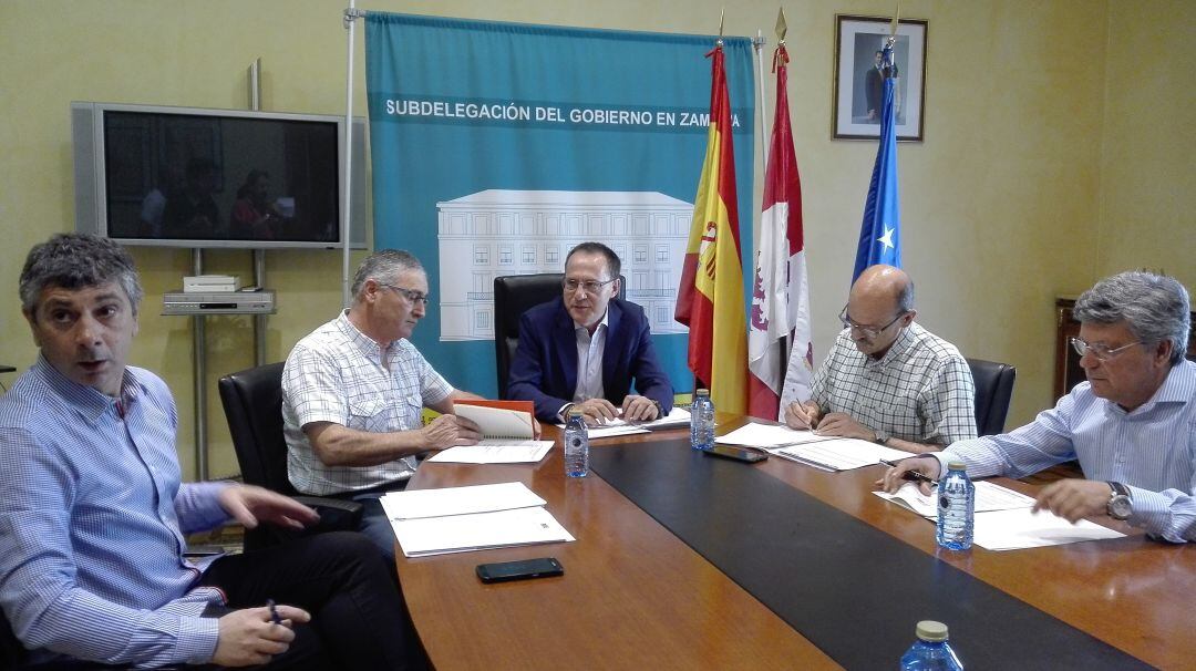 Momento de la reunion del Subdelegado del Gobierno con responsables de COAG