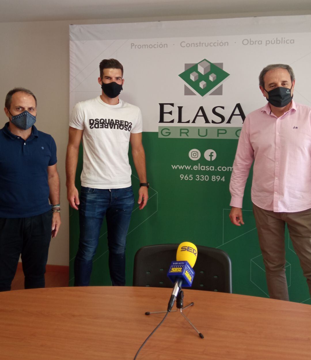 Carlos, en el centro de la imagen en su presentación con el Alcoyano
