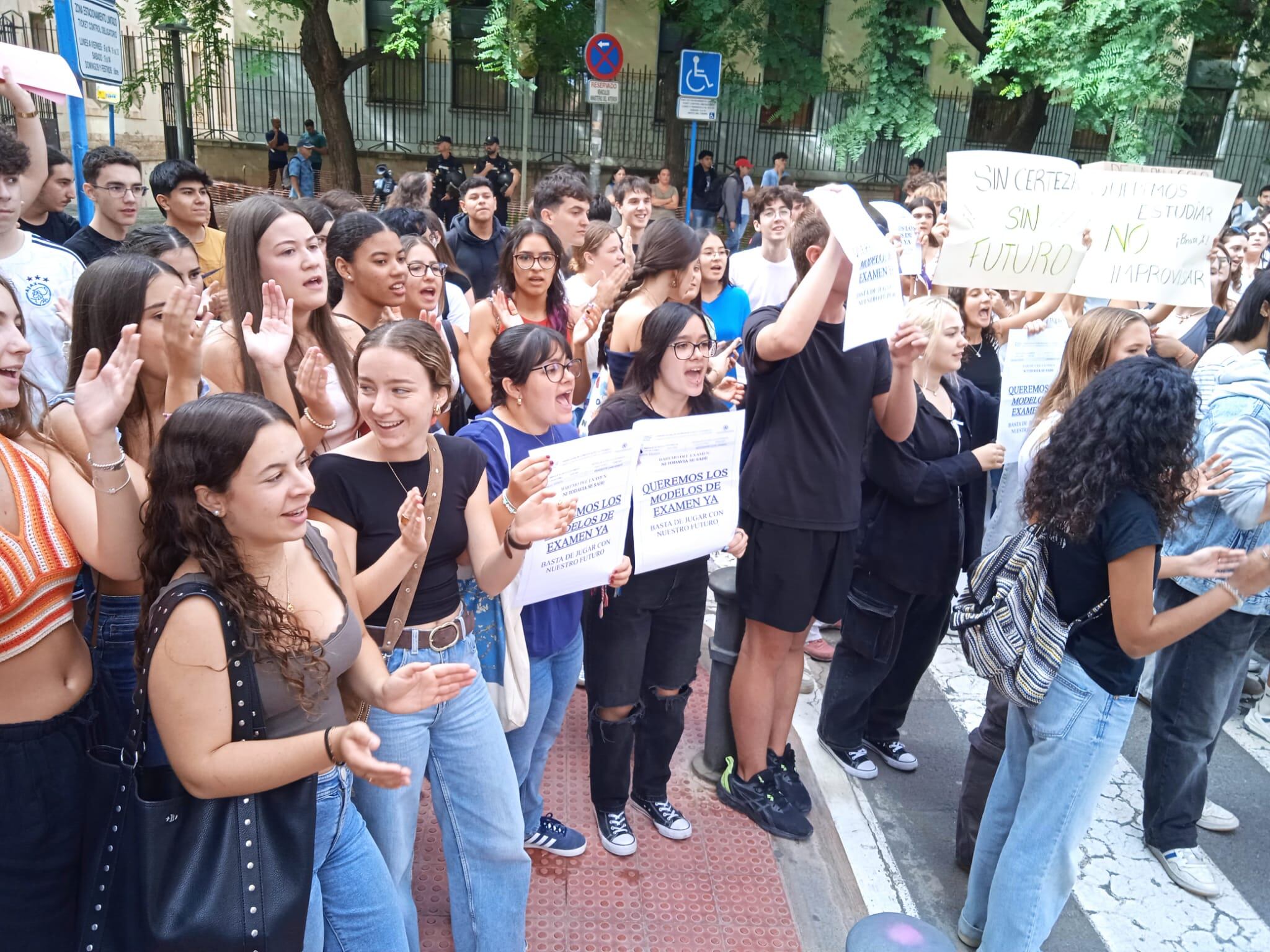 Estudiantes en huelga por la falta de información de la nueva PAU, en la delegación territorial de Educación en Alicante