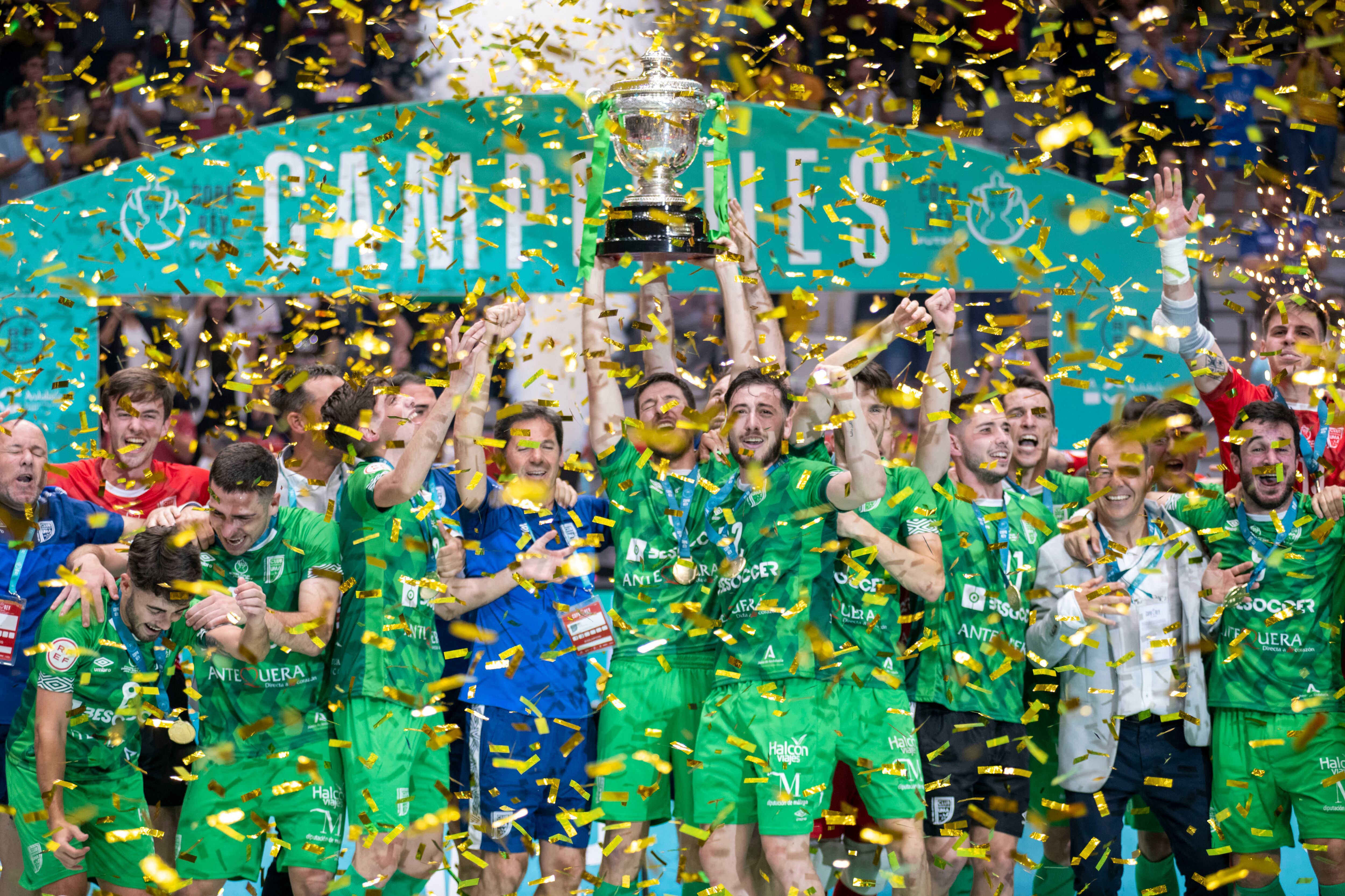 JAÉN, 15/05/2022.- Los jugadores del UMA Antequera tras proclamarse campeones de la Copa del Rey de fútbol sala al derrotar al Viña Albali en la final que han disputado hoy domingo en el pabellón Olivo Arena de Jaén. EFE/José Manuel Pedrosa.