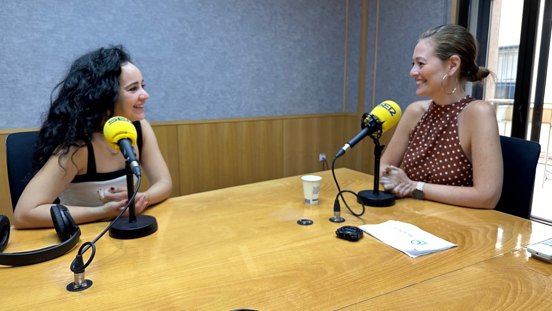 Ángela Chica junto a Paola Serrano en su entrevista en Hoy por Hoy Jaén.