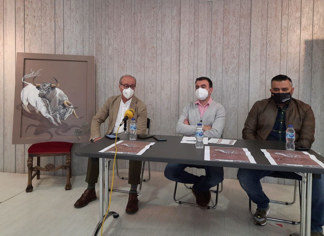 Alfonso Rey, Carlos Fraile y David Martín durante la presentación del cartel y los abonos de los festejos que se van a celebrar en junio en Cuéllar