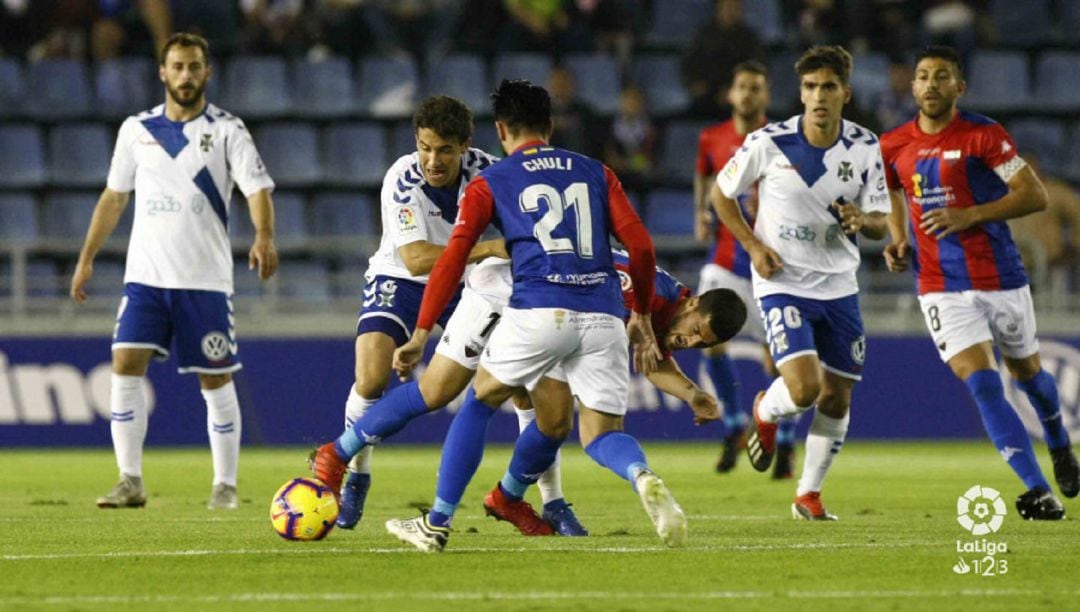 Partido de poco colorido el ofrecido por tinerfeños y extremeños