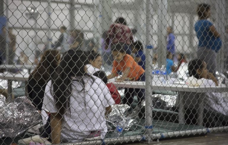 Imagen tomada hace dos días en el centro de McAllen, Texas, donde se aprecia la estructura donde mantienen a los menores que han sido separados de sus familias.