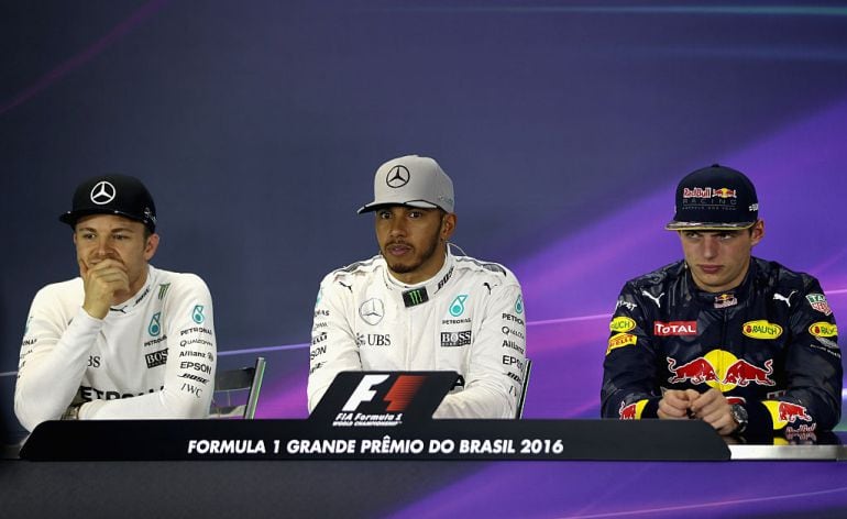 Verstappen junto a los dos pilotos de Mercedes, Rosberg y Hamilton, durante una rueda de prensa.