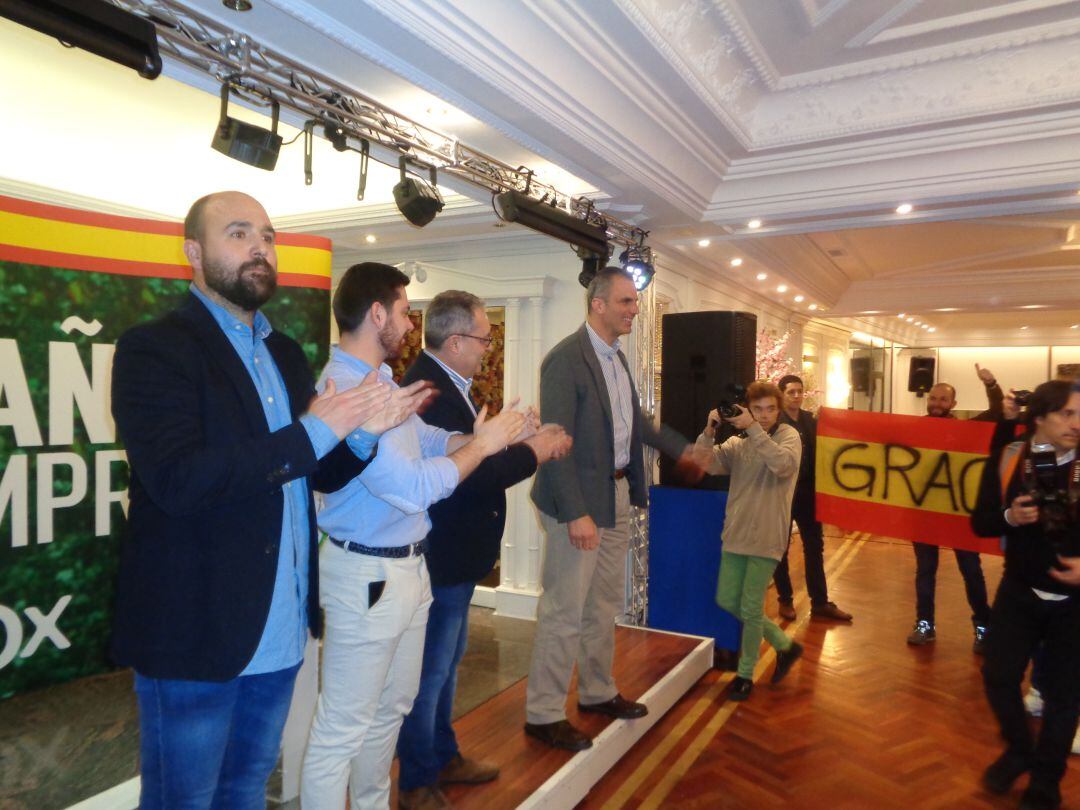 Javier Ortega Smith fue recibido por los representantes locales de Vox, ocmo Vicente Holgueras (en primer término)