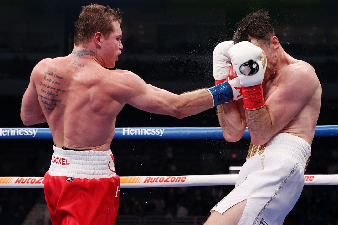 &#039;Canelo&#039; Álvarez y Callum Smith durante la pelea. 