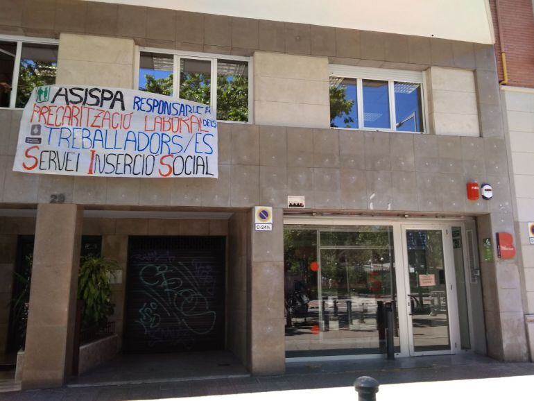 Els treballadors han penjat pancartes al seu lloc de treball.