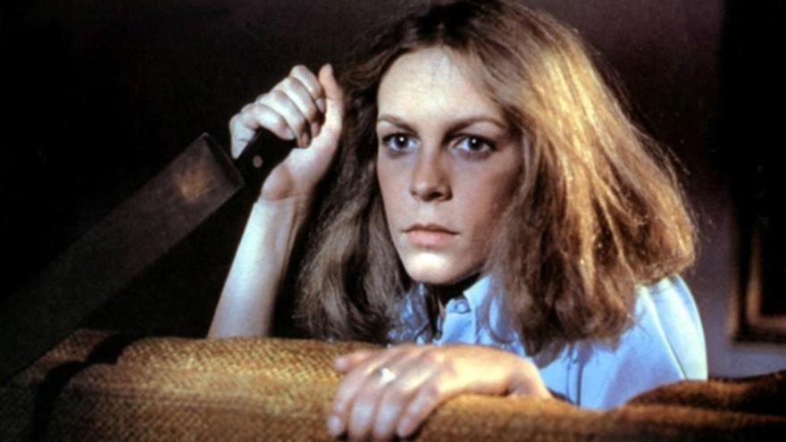 Jamie Lee Curtis en una escena de La noche de Halloween, película  dirigida por John Carpenter en 1978.