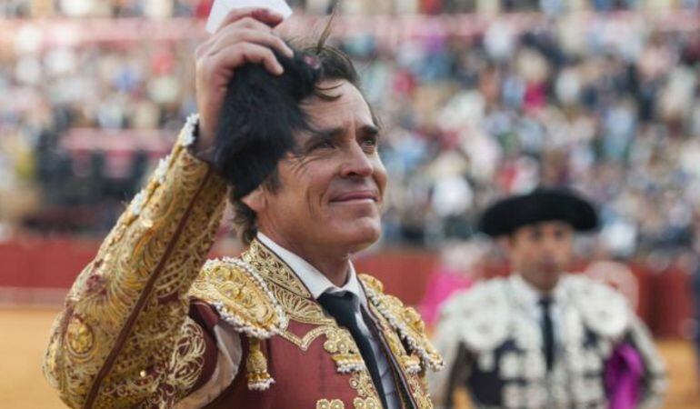 Dávila Miura pasenado la oreja del segundo toro de su lote en la corrida del Domingo de Feria de este 2015