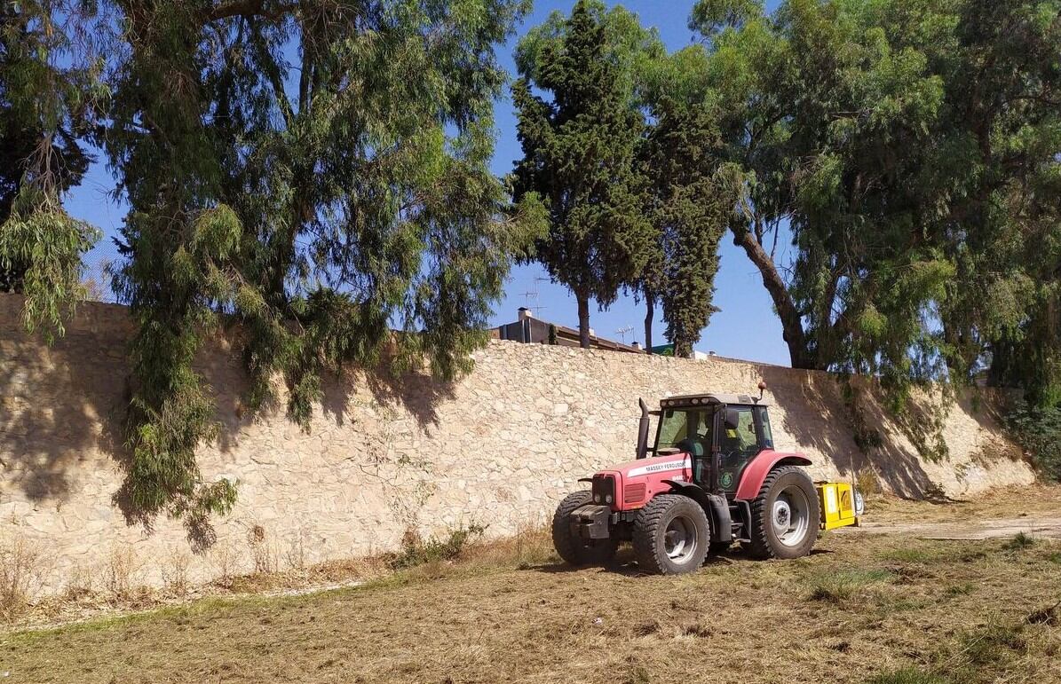 Trabajos de limpieza en la rambla de Benipila