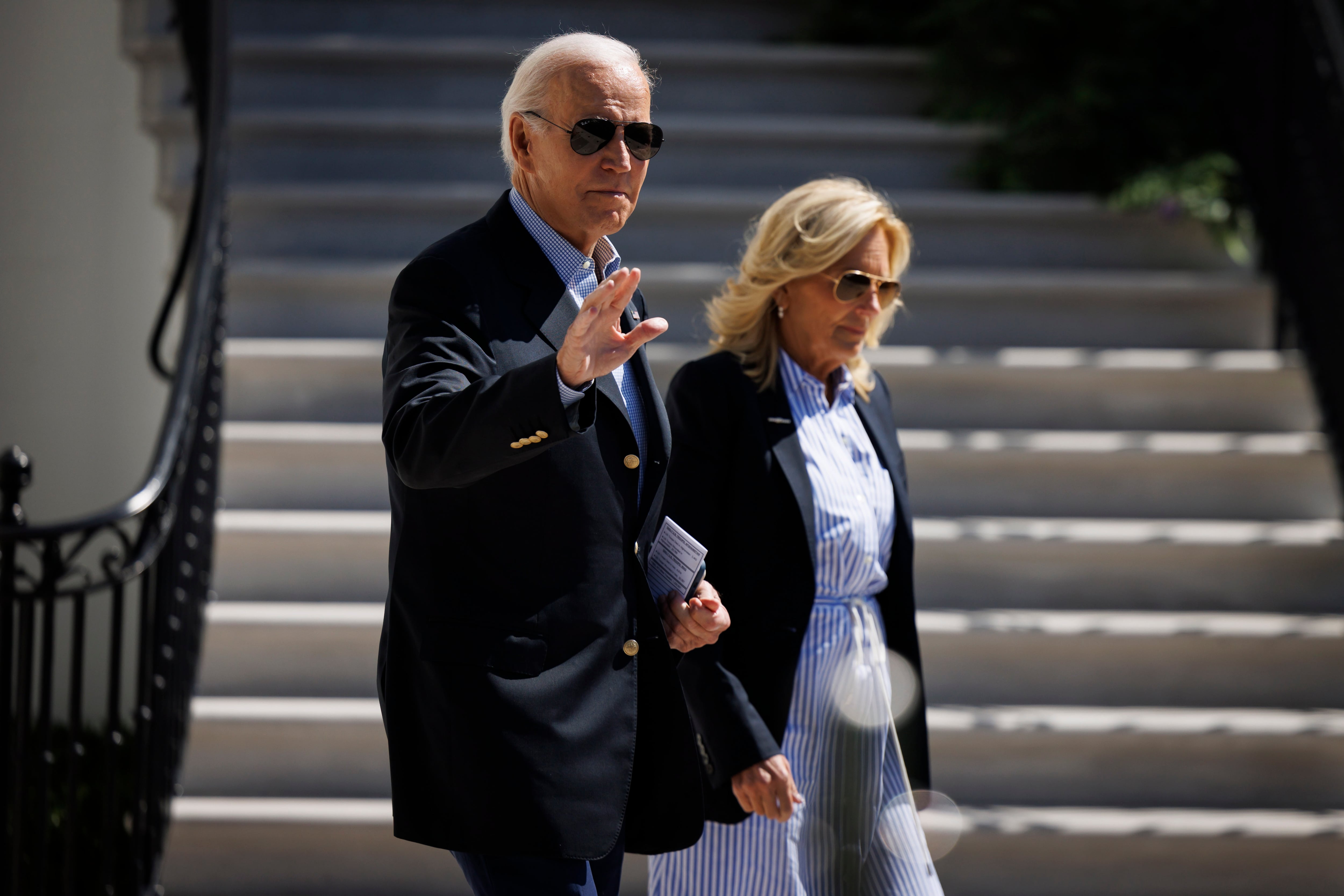 Washington (United States), 02/09/2023.- US President Joe Biden and First Lady Jill Biden walk on the South Lawn of the White House before boarding Marine One in Washington, DC, USA, 02 September 2023, to survey damage caused by Hurricane Idalia and meet with residents impacted by the storm. (tormenta) EFE/EPA/TING SHEN / POOL
