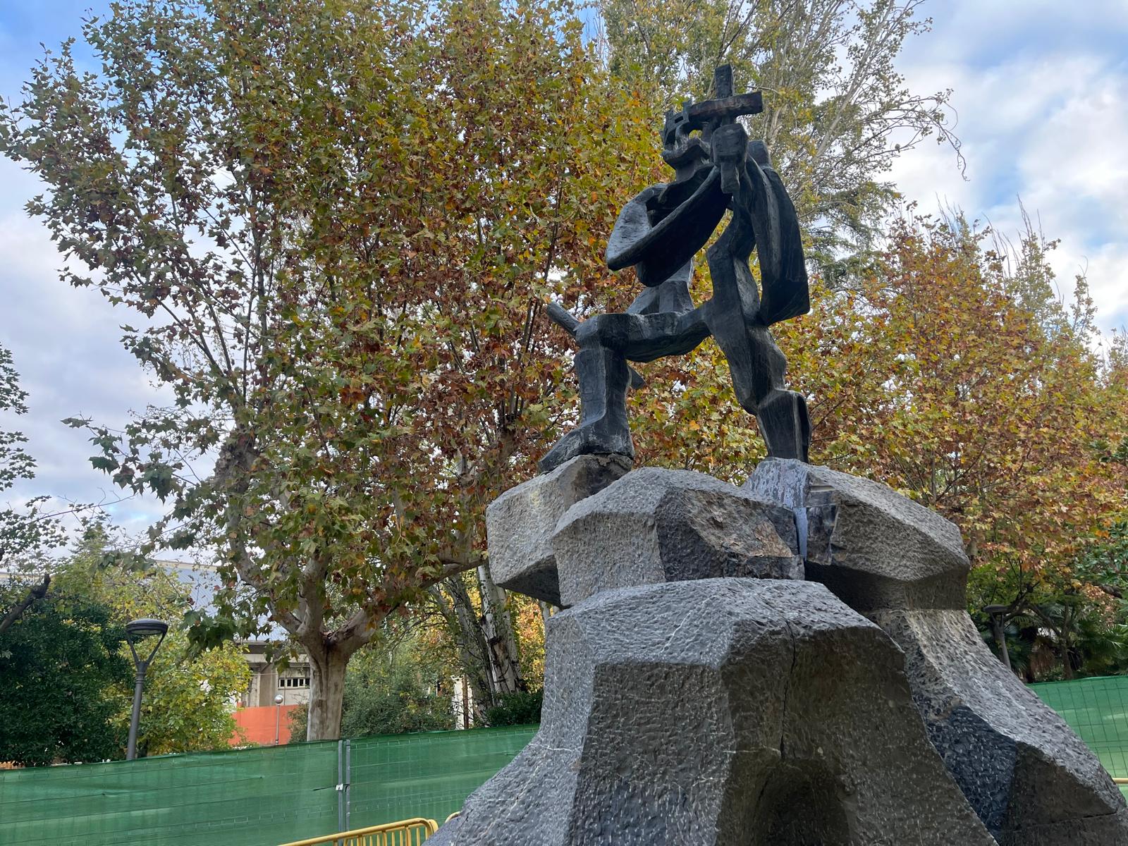 Estatua del rey en el parque Miguel Servet