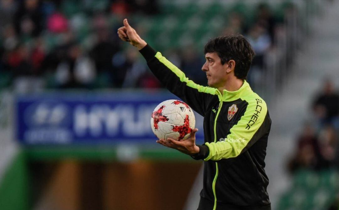 Pacheta sujeta un balón en un partido en el Martínez Valero