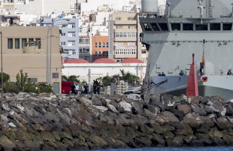 GRA066. LAS PALMAS DE GRAN CANARIA, 01/11/2015.- El cadáver de uno de los tres militares fallecidos en el accidente del helicóptero del pasado día 22 a unos 74 kilómetros de la costa del Sahara, es trasladado del buque de acción marítima &#039;Rayo&#039; que llegó 