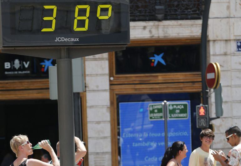 GRA120. VALENCIA, 03/05/2015.- Una turista bebe agua ante uno de los termómetros del centro de la ciudad de valencia marcando 38 grados. La ausencia de nubes y brisas está provocando un fuerte aumento de las temperaturas en toda la Comunidad Valenciana. EFE/Juan Carlos Cárdenas