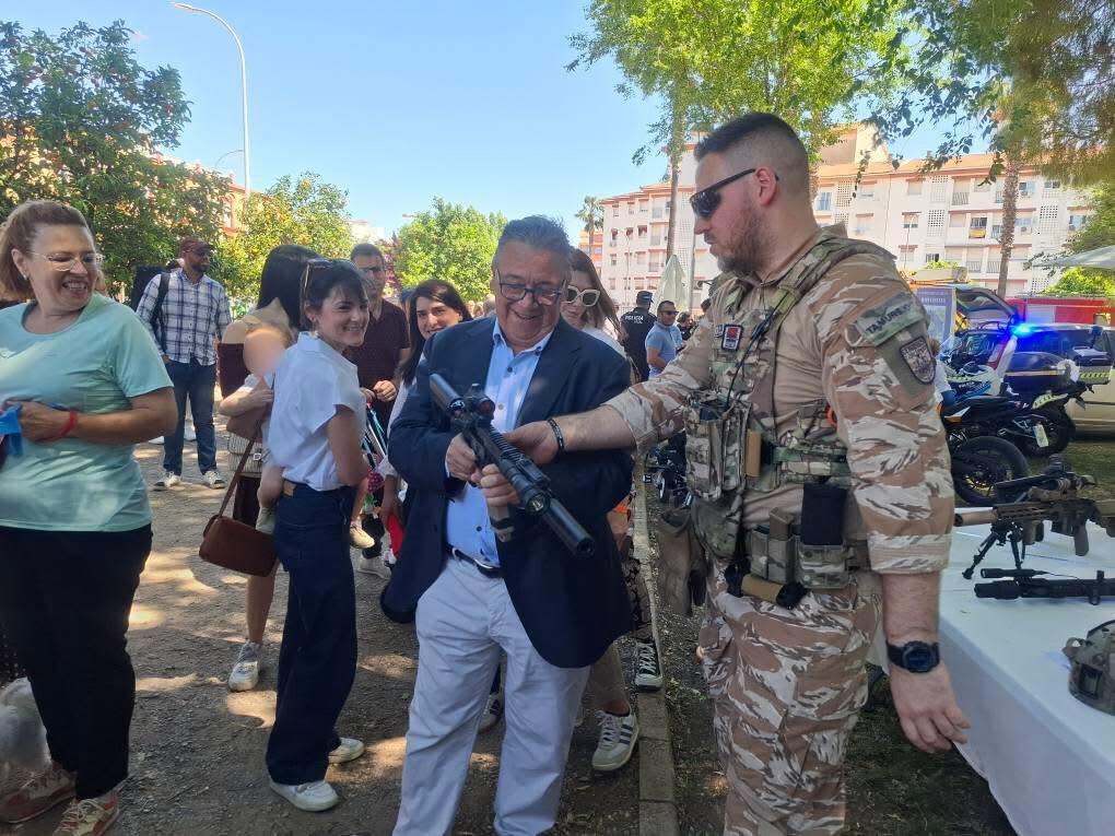 Muestra de armas en el Día de las Familias de Almendralejo