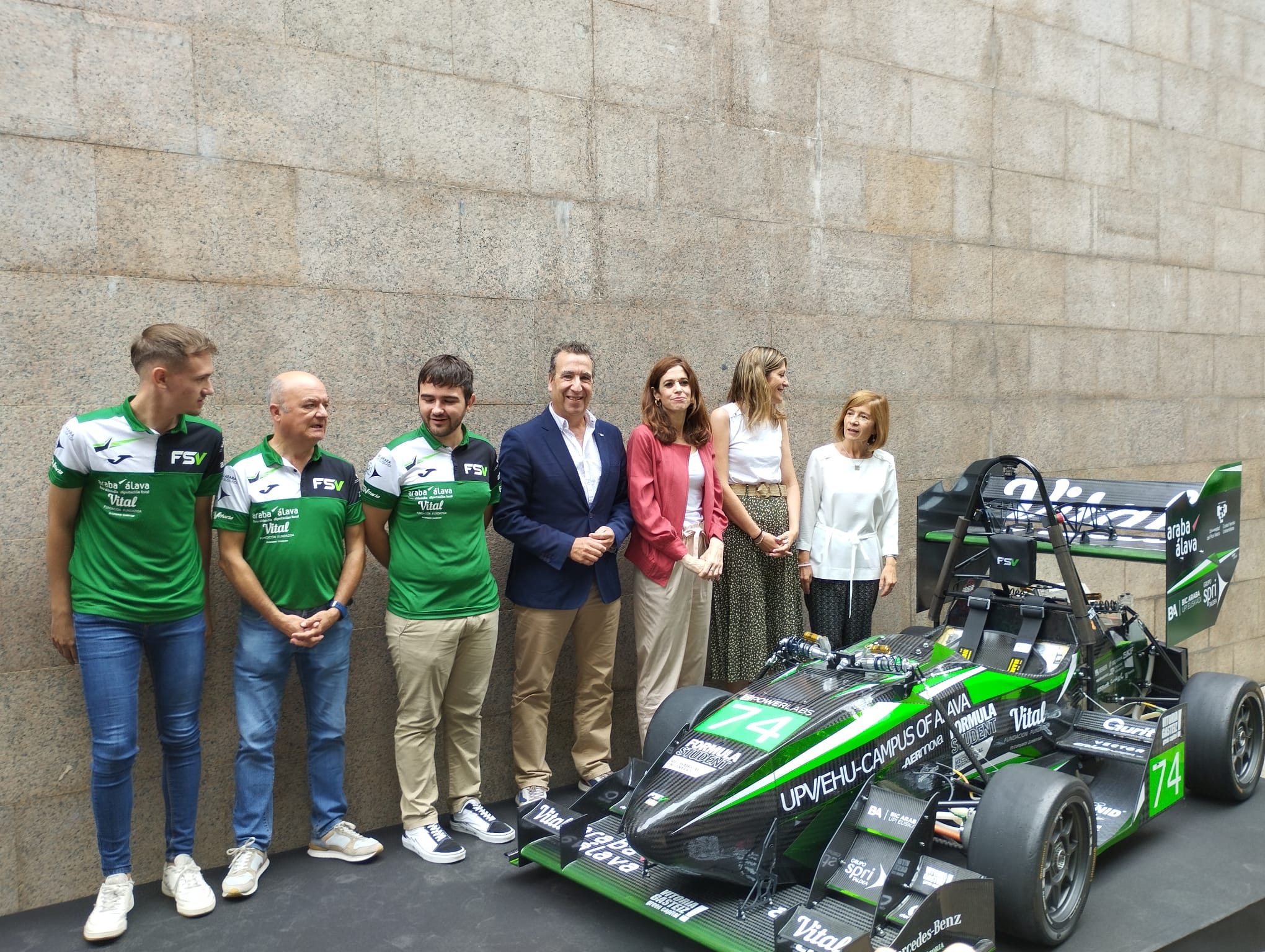 Presentación del monoplaza Bizkor EVO2 en la Plaza de Los Fueros