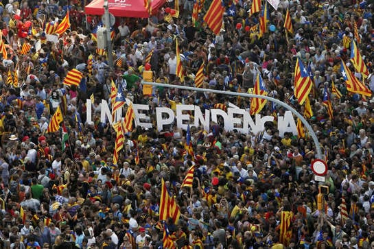 Bajo el lema &quot;Cataluña, nuevo Estado de Europa&quot;, la manifestación recorre las calles del centro de Barcelona