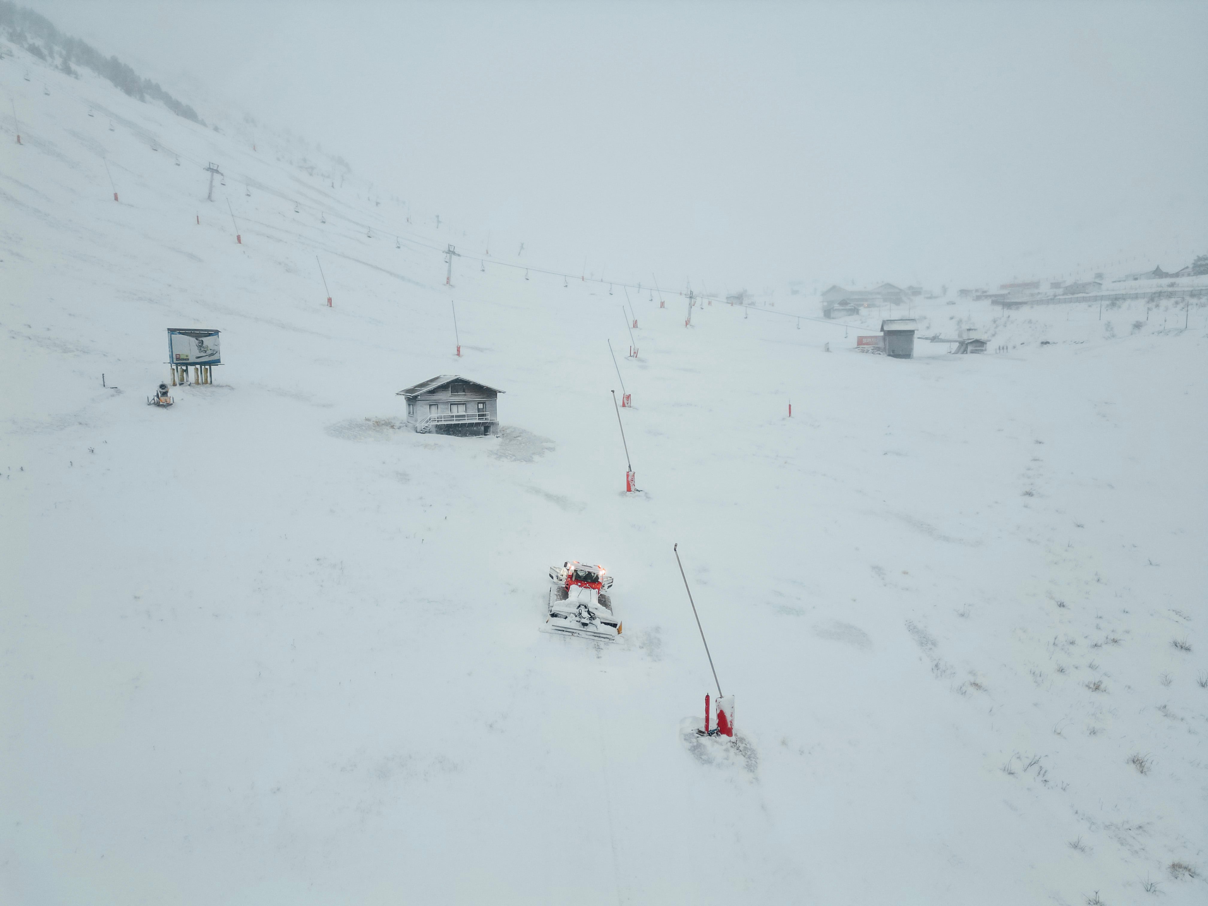 Las máquinas pisa pistas trabajan la nieve caída