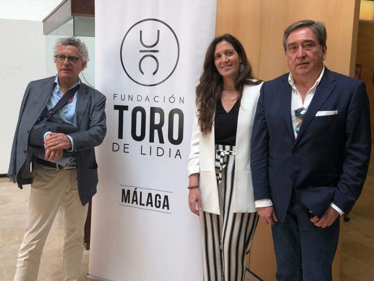 Presentación de la Fundación Toro de Lidia en Algeciras. Aurelio López, coordinador de la FTL en Málaga, la ganadera y patrona Lucía Núñez y el aficionado Agustín Pérez Sendino.