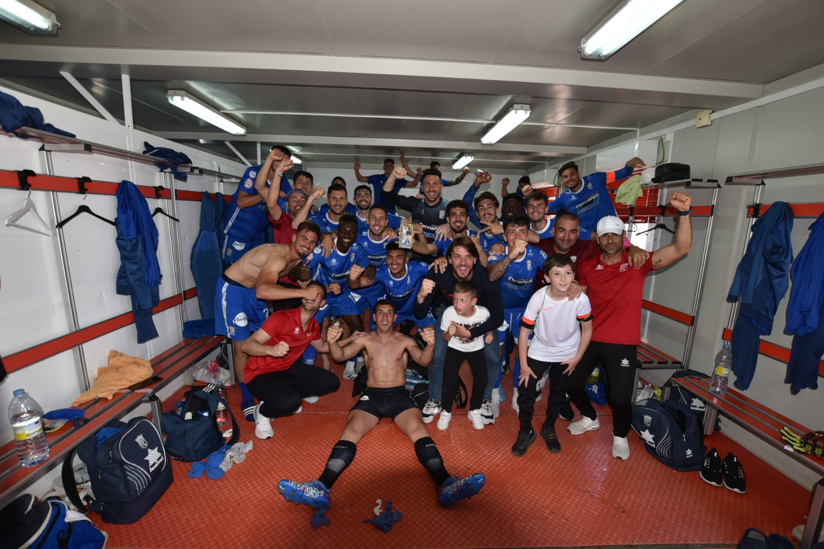 Jugadores del Xerez CD celebrando la victoria y el pase al play-off