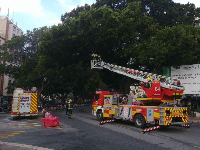 Los bomberos actuando este lunes por la mañana en el centro de Málaga