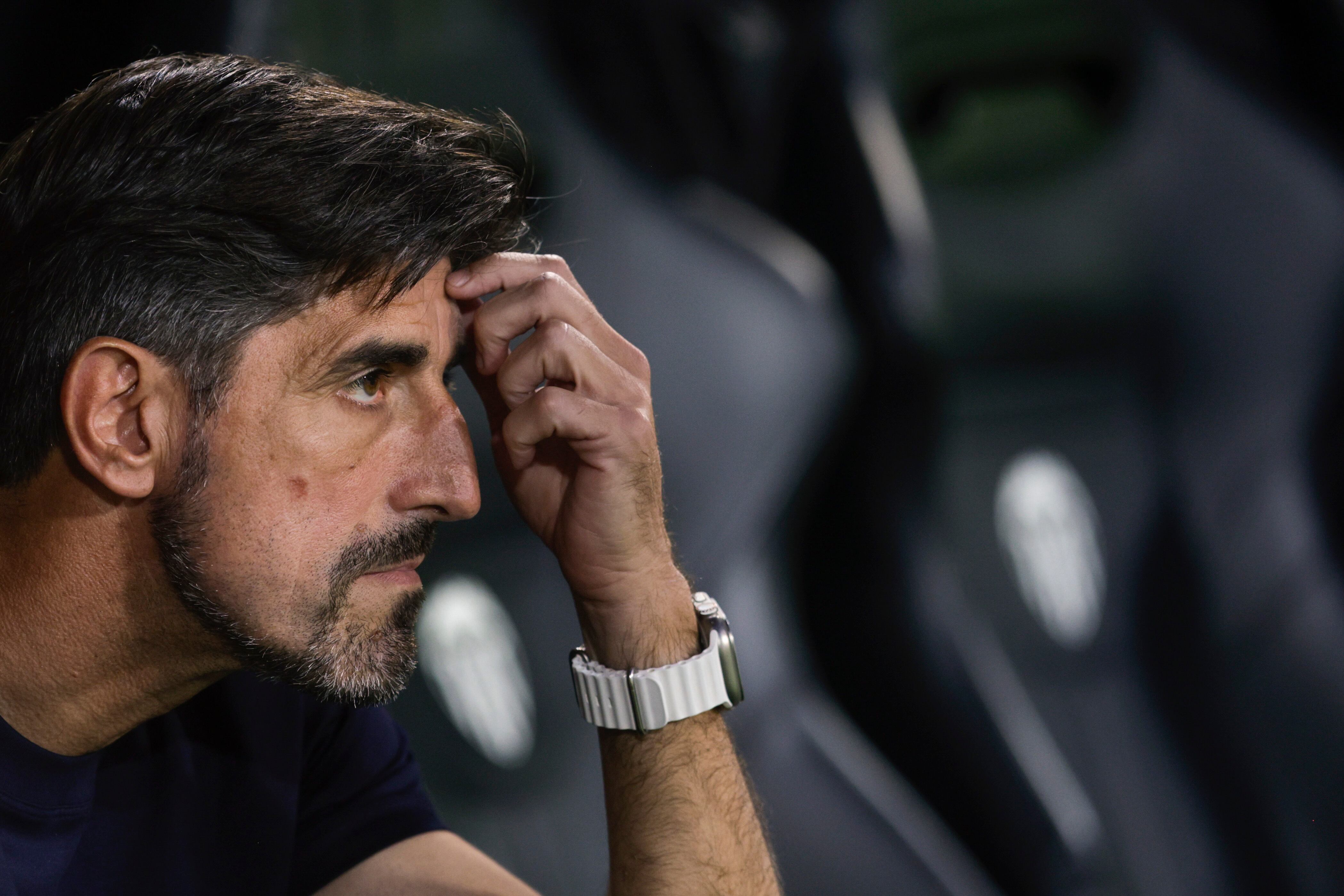 El entrenador del Oviedo, Veljko Paunovic, durante el partido contra el Valencia CF
