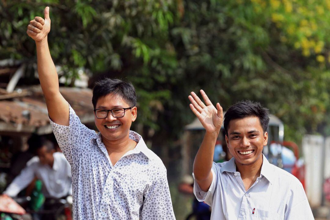 Los reporteros de Reuters Wa Lone (i) y Kyaw Soe Oo (d) celebran tras ser liberados de la prisión de Insein después de recibir un indulto presidencial.