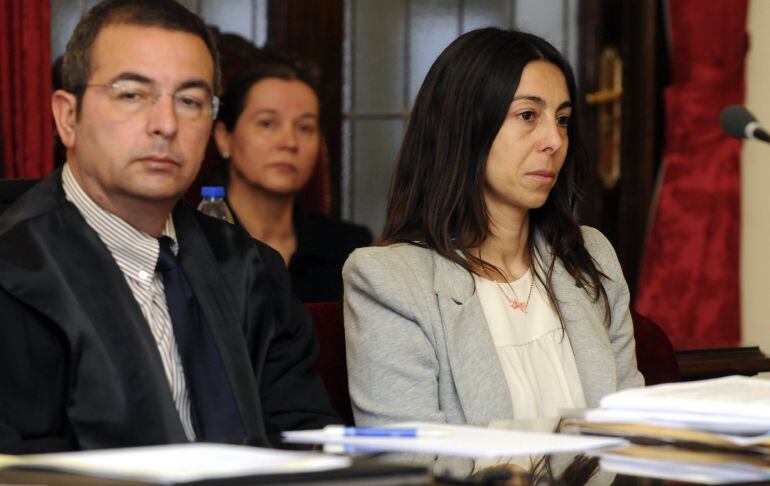 La Policia municipal, Raquel Gago (d), y Monserrat González (c), autora confesa del crimen, durante la declaración de la tercera acusada Triana Martínez, en la segunda jornada del juicio que se celebra hoy en la Audiencia de León