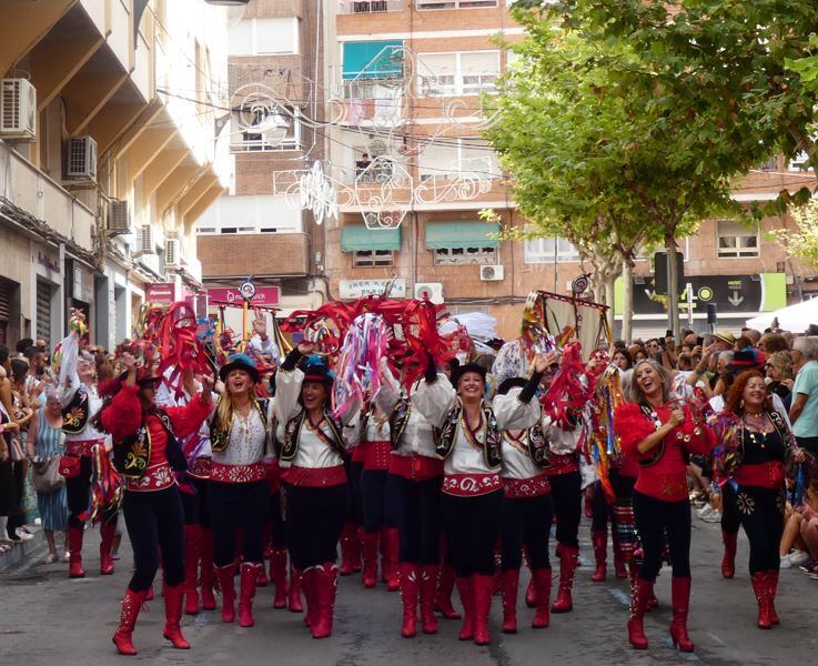 Alegre y divertido, el Mogollón Zíngaro en el desfile 75 aniversario de la comparsa