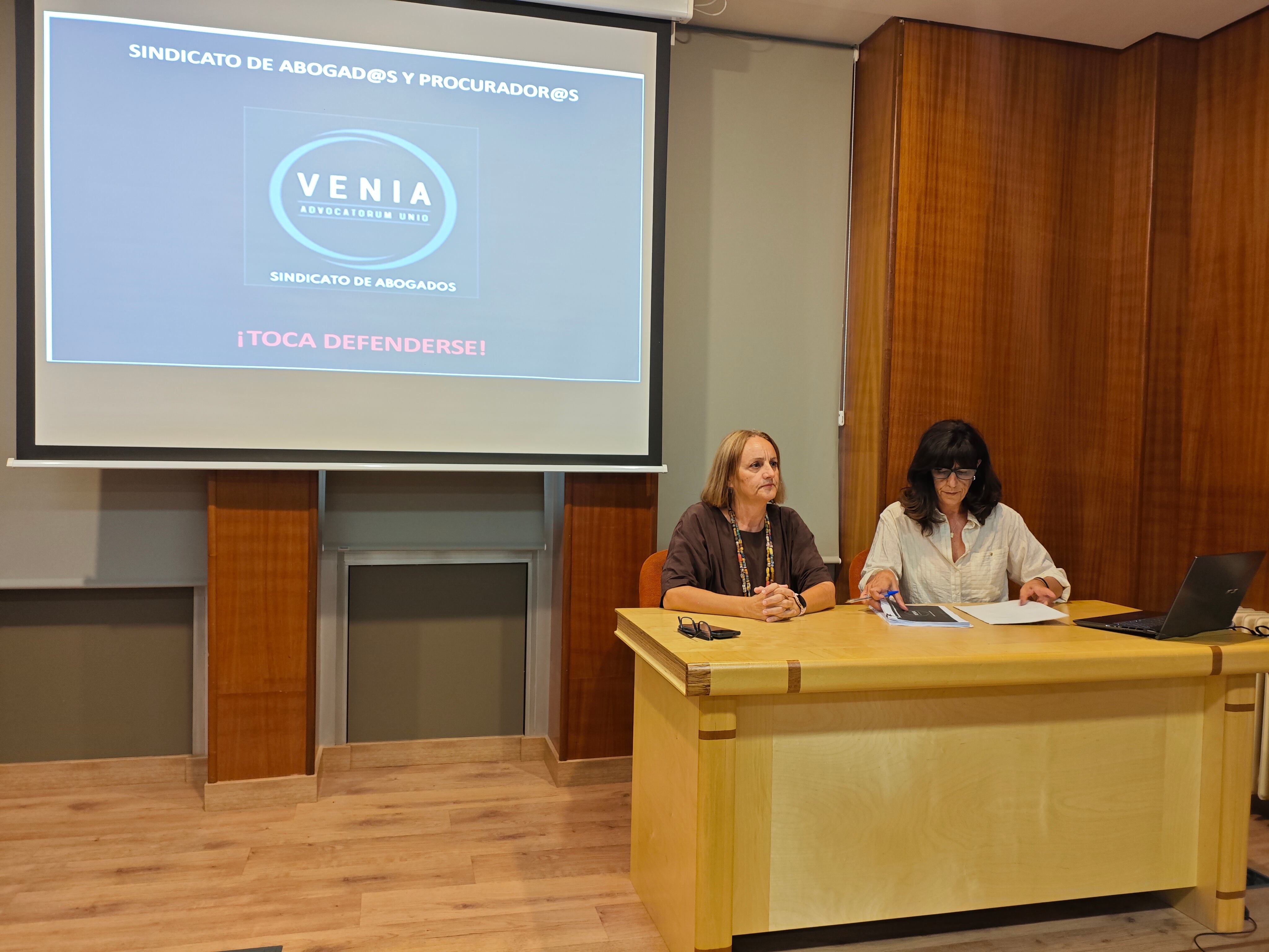 Las dos abogadas en un momento de la charla