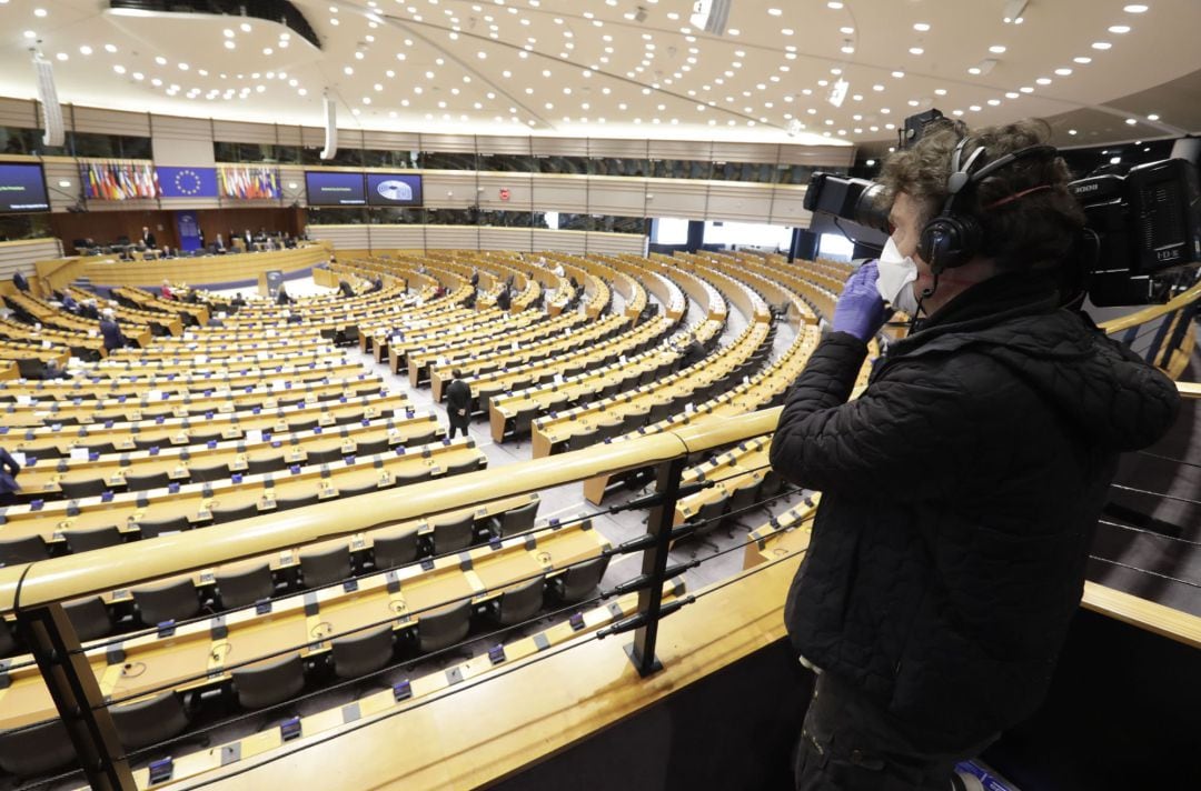 Un periodista trabaja durante una sesión del parlamento europeo