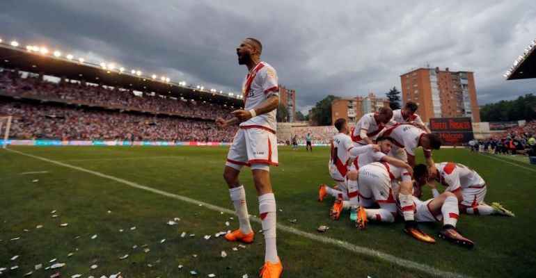 Los jugadores del Rayo Vallecano celebran el tanto que les dio el ascenso