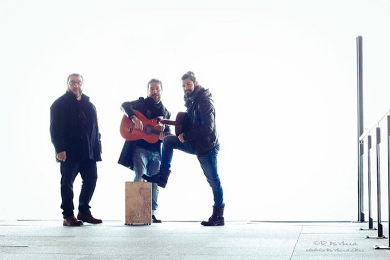 Los guitarristas Alfredo Lagos y Luis Gallo, y el percusionista Jorge Palomo