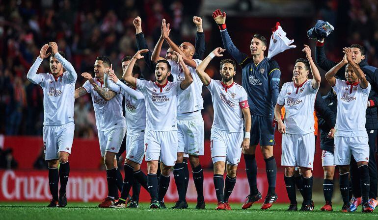 Los jugadores del Sevilla celebran su victoria frente al Real Madrid