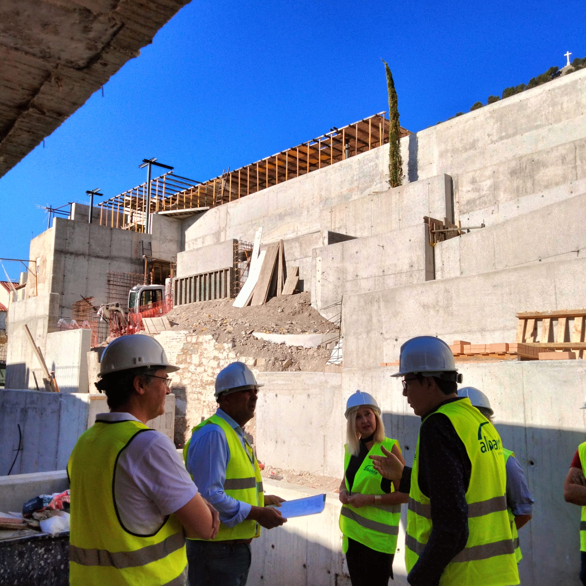 La concejal de Cultura, Turismo, Patrimonio Histórico, Festejos y Juventud, María Espejo, visita las obras del jardín de la calle Elvín con técnicos municipales y de la empresa.